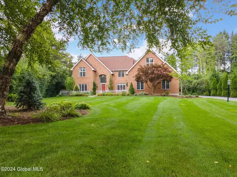 4029 Windsor Dr, Niskayuna, NY 12309