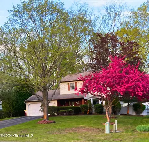 9 Rosemary Dr, Schenectady, NY 12304