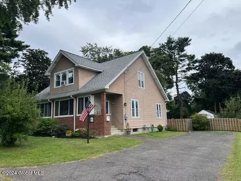 18 Park Ave, East Greenbush, NY 12061