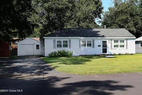 69 Miracle Ln, Loudonville, NY 12211