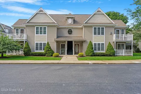401 Mallards Pond Ln, Schenectady, NY 12303