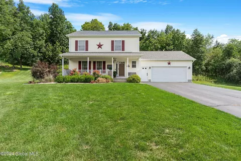 21 Riccardi Ln, Troy, NY 12180
