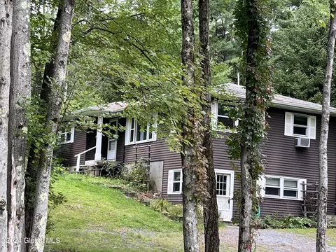 134 Hoags Corners Rd, Nassau, NY 12123