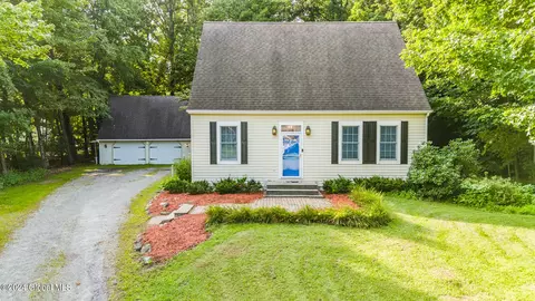 7 Pineview Dr, Greenwich, NY 12834