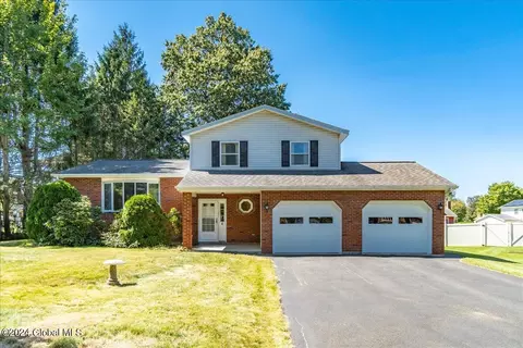 4 Ives Ct, Schenectady, NY 12309