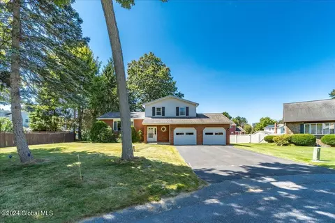 4 Ives Ct, Schenectady, NY 12309 photo 3