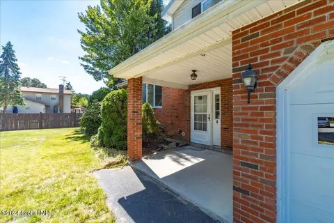 4 Ives Ct, Schenectady, NY 12309 photo 6