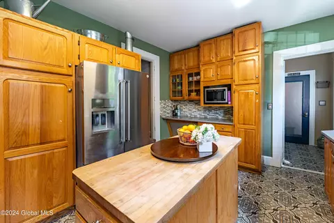 Kitchen - 1065 Avon Rd, Schenectady, NY 12308 photo 4 of 5