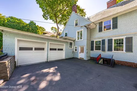 Exterior - 1065 Avon Rd, Schenectady, NY 12308 photo 4 of 11