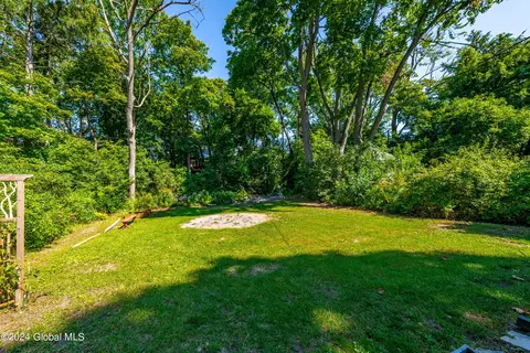 Exterior - 1065 Avon Rd, Schenectady, NY 12308 photo 6 of 11