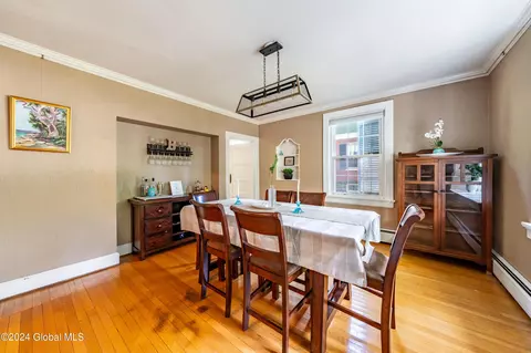 Dining - 1065 Avon Rd, Schenectady, NY 12308 photo 2 of 4