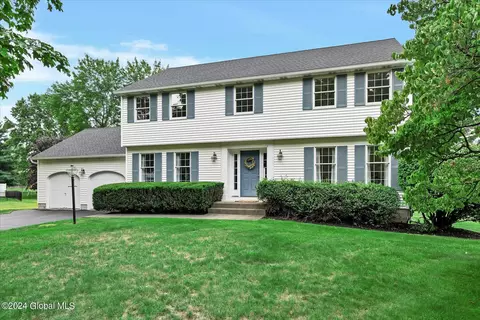 10 Chippendale Ct, Latham, NY 12110