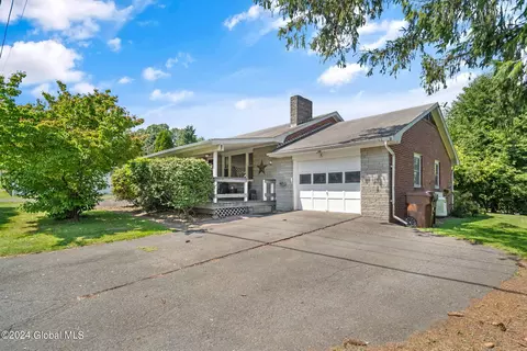 1012 Aquetuck Rd, Ravena, NY 12143
