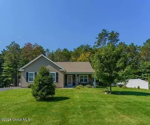 24 Elk Ridge Dr, Queensbury, NY 12804