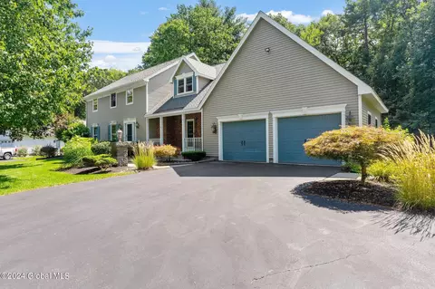 17 Timberwick Dr, Halfmoon, NY 12065