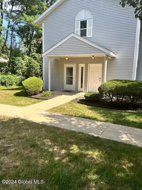805 Greenwich Dr, Albany, NY 12203