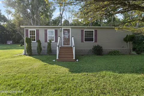 70 Brickyard Rd, Mechanicville, NY 12118