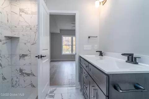 Bath - 40 Priddle Ln, Latham, NY 12110 photo 2 of 4