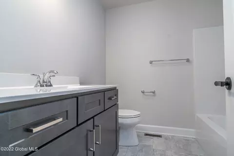 Bath - 40 Priddle Ln, Latham, NY 12110 photo 3 of 4