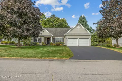 78 Shinnecock Hills Dr, Colonie, NY 12205