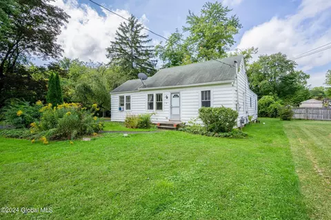28 Rugby Rd, East Greenbush, NY 12061