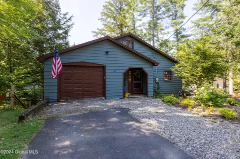 107 Sagamore Dr, Lake Luzerne, NY 12846
