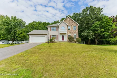 8 Ryan Ct, Clifton Park, NY 12065