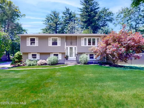 14 Cambridge Ave, Halfmoon, NY 12065