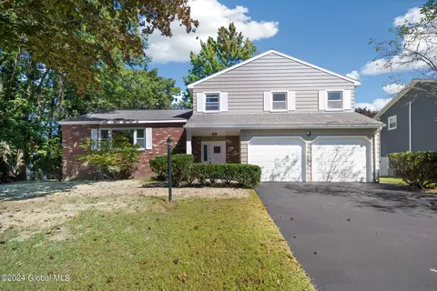 8 Kim Dr, Loudonville, NY 12211