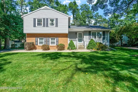 19 Heritage Pkwy, Glenville, NY 12302