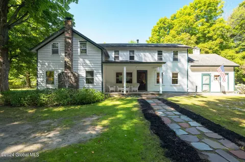 589 Grooms Rd, Clifton Park, NY 12065