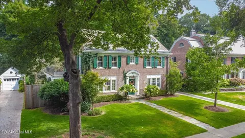 7 Westover Rd, Troy, NY 12180