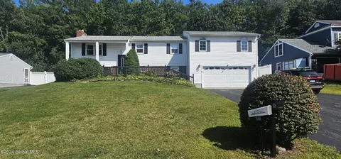 5 Chinquapin Ave, East Greenbush, NY 12061