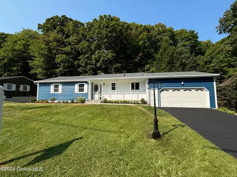 74 Birchwood Ln, Schenectady, NY 12309