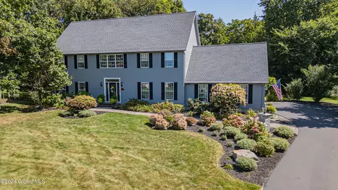 26 Huntswood Ln, East Greenbush, NY 12061