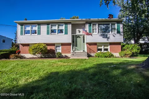 13 Jennell Dr, East Greenbush, NY 12061