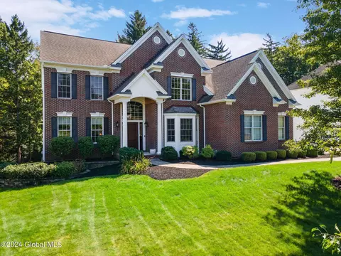 17 Fairview Ln, Halfmoon, NY 12118