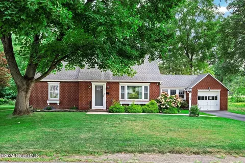 3 Maple Ridge Ave, East Greenbush, NY 12061