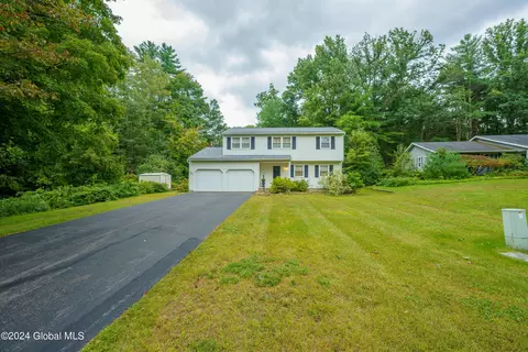 61 Rip Van Ln, Saratoga Springs, NY 12866