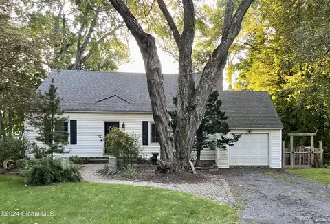 12 Greenleaf Dr, Delmar, NY 12054