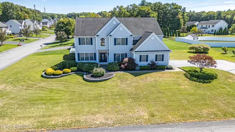 2 Medinah Ct, Colonie, NY 12205