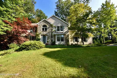 17 Hearthstone Dr, Gansevoort, NY 12831