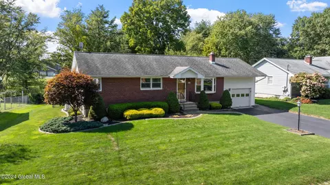 301 Jeanette Dr, Schenectady, NY 12306