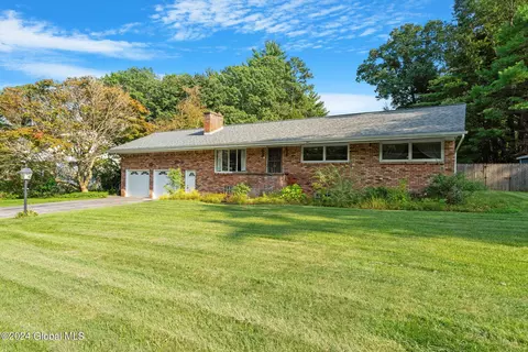 29 Vichy Dr, Saratoga, NY 12866