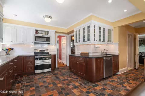 Kitchen - 1386 Lowell Rd, Schenectady, NY 12308 photo 2 of 4