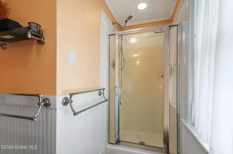 Bath - 1386 Lowell Rd, Schenectady, NY 12308 photo 5 of 6