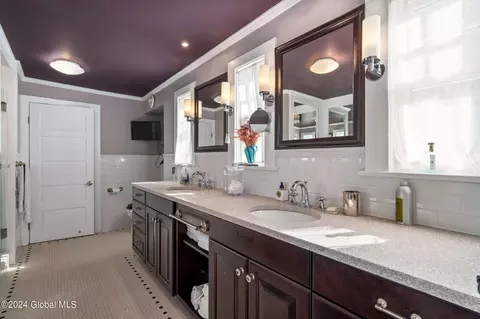Bath - 1386 Lowell Rd, Schenectady, NY 12308 photo 3 of 6