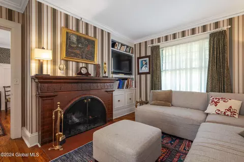 Living - 1386 Lowell Rd, Schenectady, NY 12308 photo 2 of 4