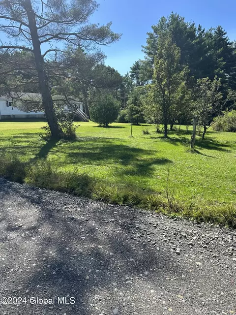 8 Taylors Ln, Pittstown, NY 12094