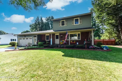 15 Walter Dr, Saratoga Springs, NY 12866